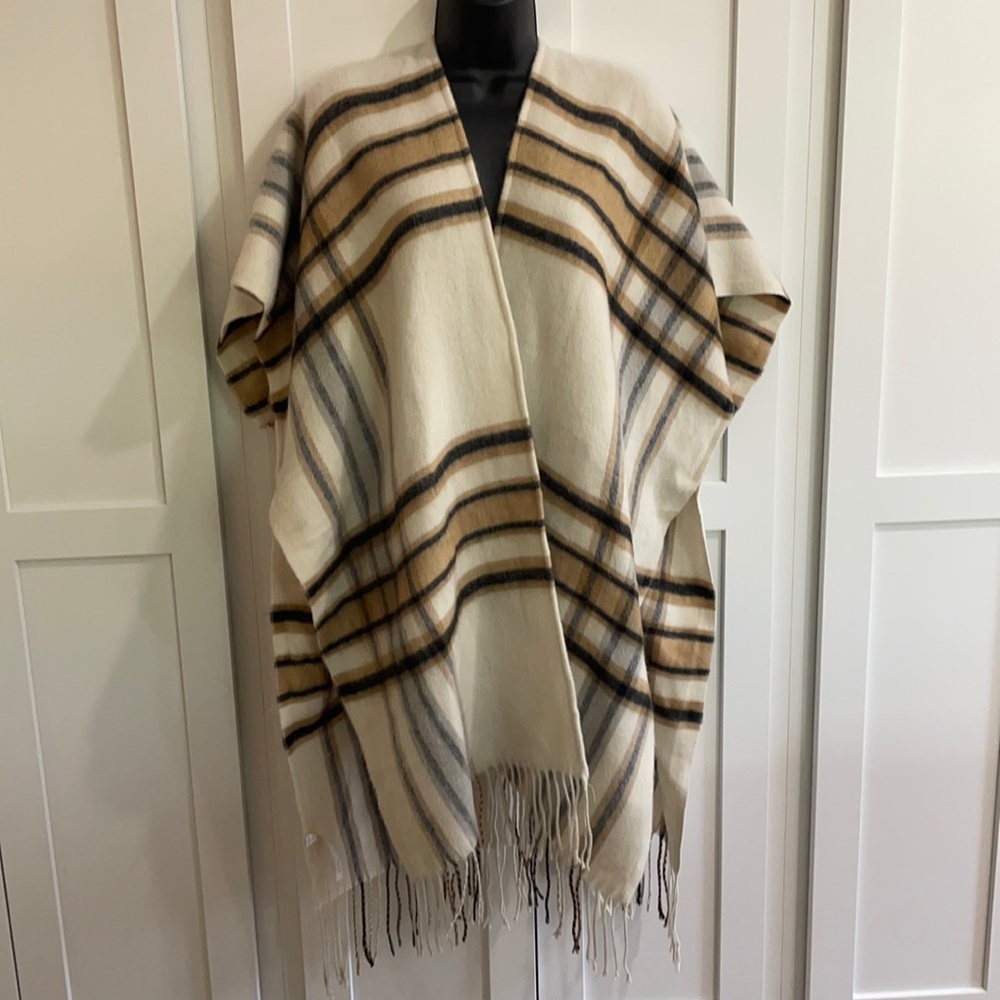 Beautiful plaid poncho o/s “Do Everything in Love”